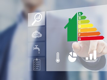 Mann im Anzug wählt mit dem Finger ein Symbol für Energieeffizienz an - Bildmontage Mann im Anzug wählt mit dem Finger ein Symbol für Energieeffizienz an - Bildmontage