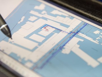 Spitze eines Stifts über einem Plan - Nahaufnahme Spitze eines Stifts über einem Plan - Nahaufnahme