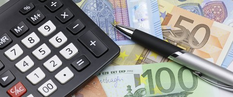 Taschenrechner und Kugelschreiber auf Eurobanknoten unterschiedlicher Werte - Nahaufnahme Taschenrechner und Kugelschreiber auf Eurobanknoten