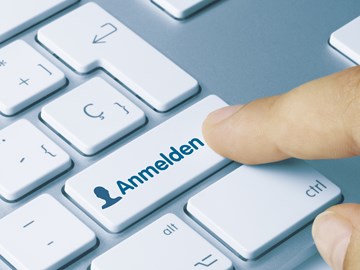 Finger auf fiktiver Taste Finger auf fiktiver Taste