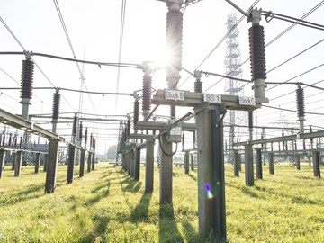 Anlage eines Umspannwerks im Gegenlicht Anlage eines Umspannwerks im Gegenlicht