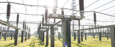 Anlage eines Umspannwerks im Gegenlicht Anlage eines Umspannwerks im Gegenlicht